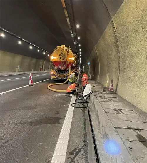 美姑隧道排水渠清淤